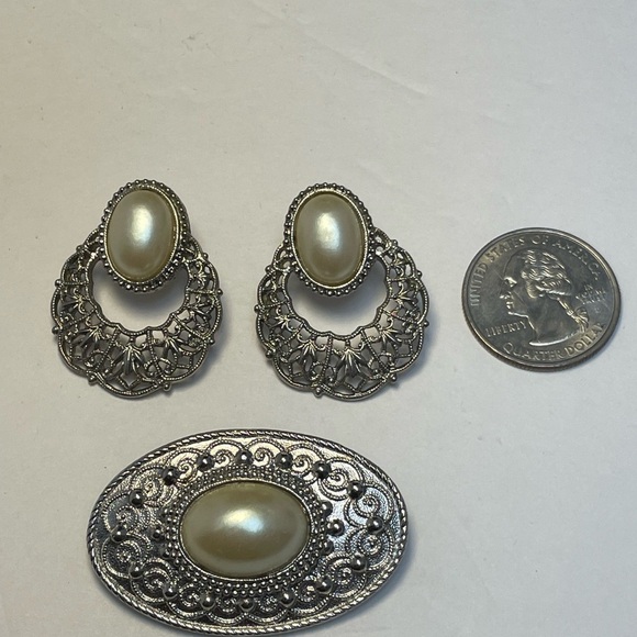 Feaux pearl and filigree and door knocker style earrings and brooch - Picture 2 of 7